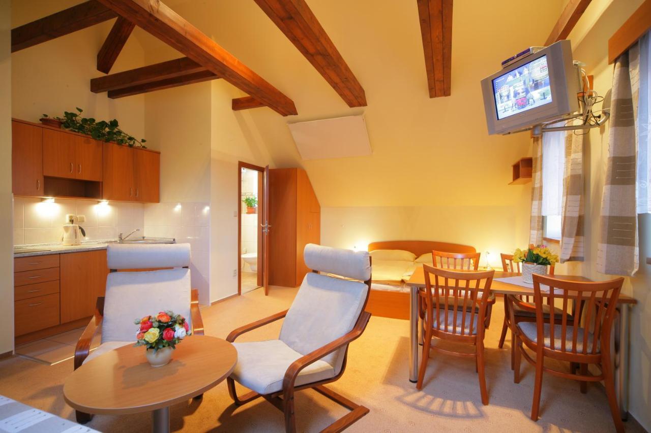 Apartmany Mlyn โรกีนีซ นัด ยีเซอโร ภายนอก รูปภาพ